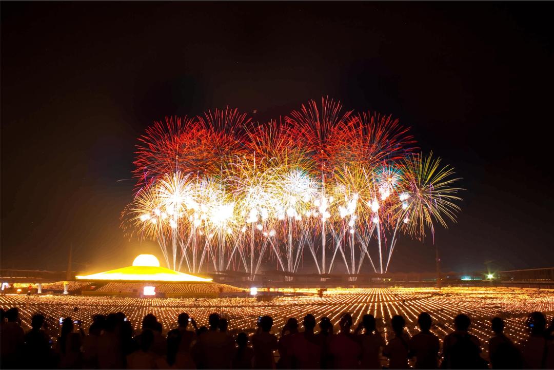 People Watch New Years Eve FIreworks Celebration png transparent